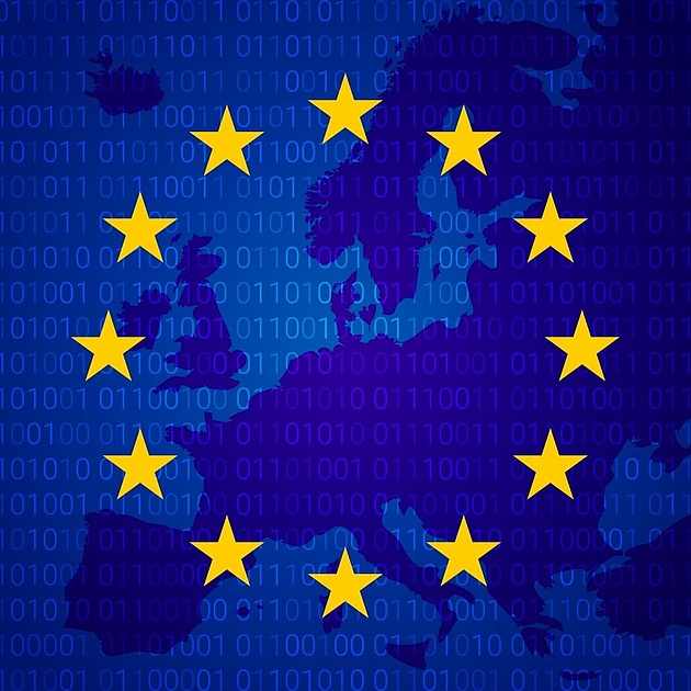 Sternkreis der EU auf digitaler Europakarte mit Binärcode‑Hintergrund, symbolisiert Datenschutz und digitale Souveränität