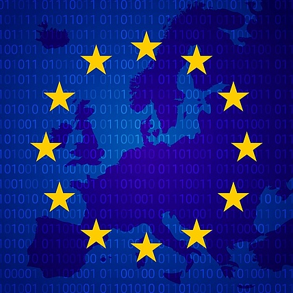 Sternkreis der EU auf digitaler Europakarte mit Binärcode‑Hintergrund, symbolisiert Datenschutz und digitale Souveränität